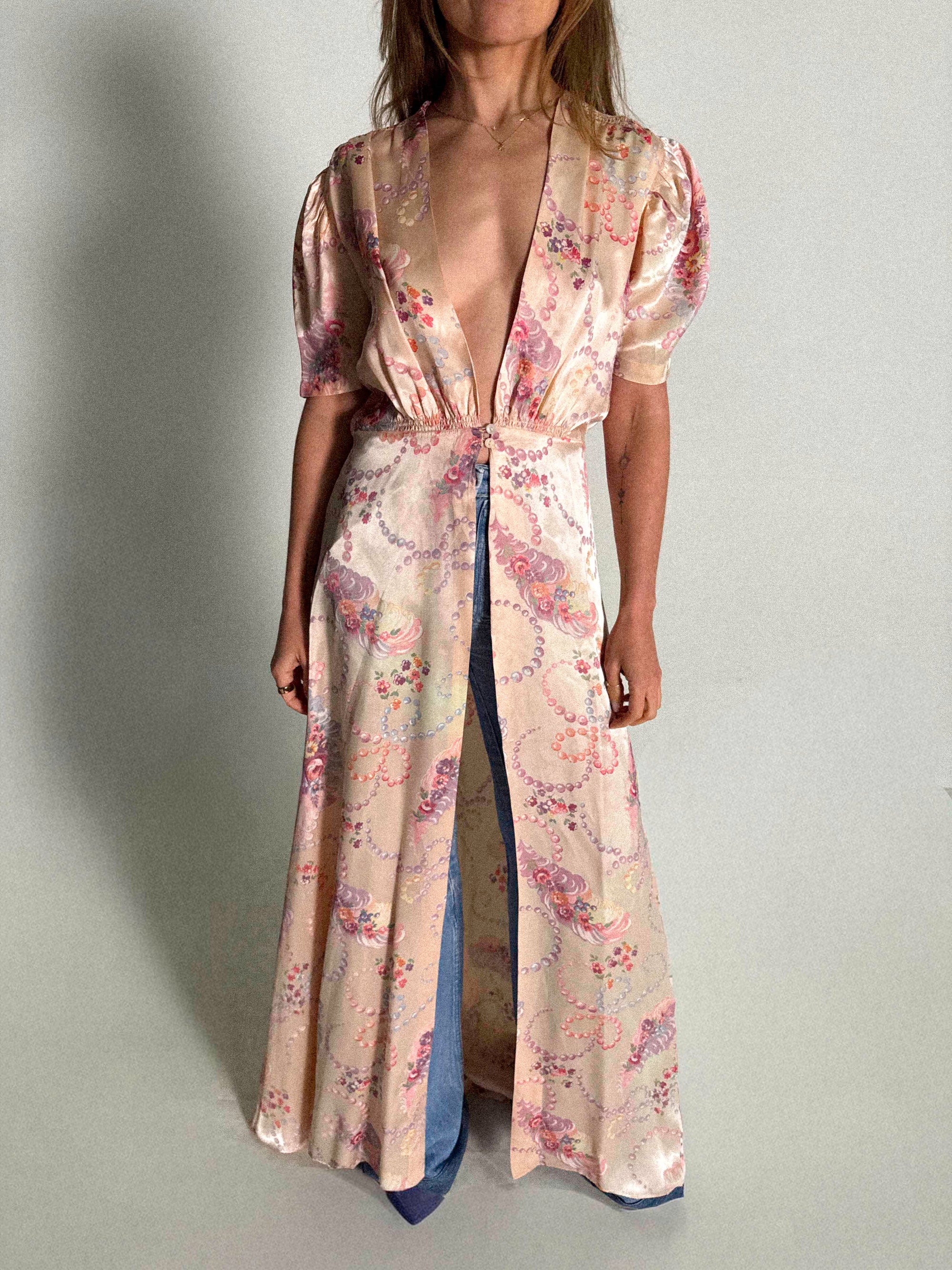 Satin-Peignoir-Morgenmantel aus den 1930er-1940er Jahren mit ausgestelltem, mehrteiligem Rock