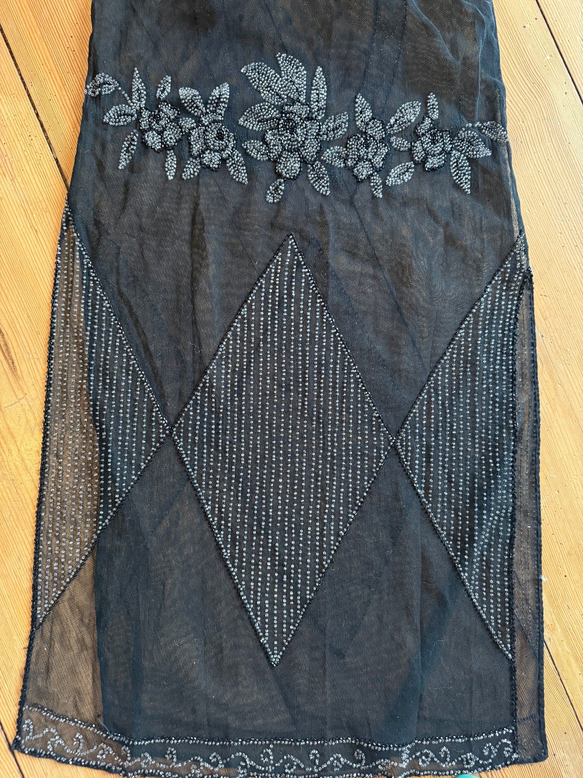 Antikes Flapper-Kleid aus den 1920er Jahren mit Perlenstickerei und geometrischen Kristallverzierungen
