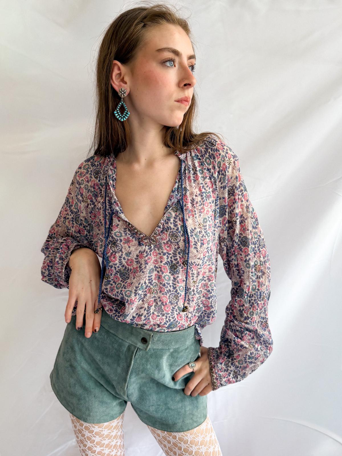 1970er Adini Baumwoll-Gaze-Bluse – Indisches Blockprint-Gaze-Oberteil mit Goldprägung und Glockenquasten