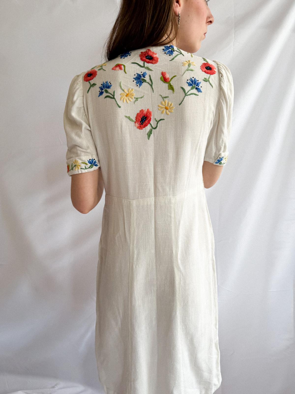 Besticktes Leinenkleid aus den 1940er Jahren – Vintage Blumen-Trachtenkleid mit Mohn- und Kornblumenstickerei