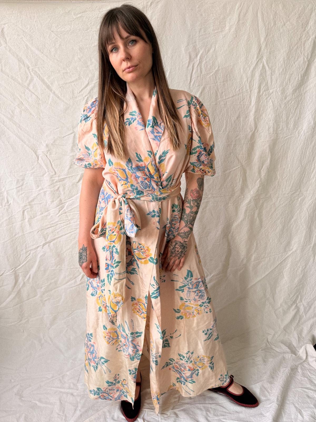 1930s Floral Rayon Taffeta Hostess Gown / Housecoat