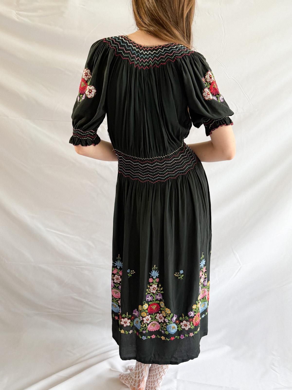 Seltenes antikes, handbesticktes Volkskleid aus den 1920er-Anfang der 1930er Jahre – schwarzes Rayon-Crêpe mit gesmokter Taille