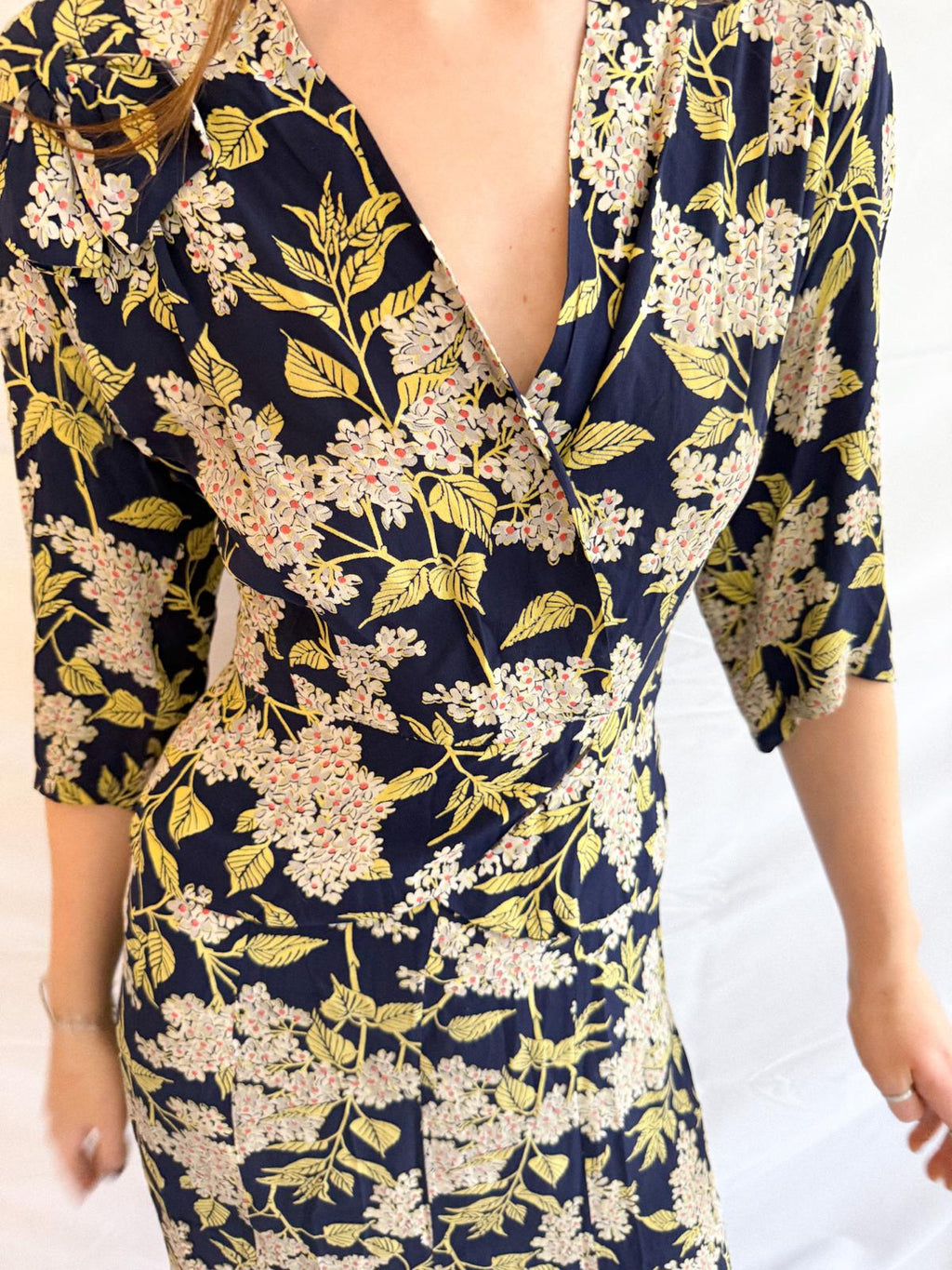 Seidenweiches kaltes Viskose-Blumenkleid aus den 1940er Jahren mit Schößchen