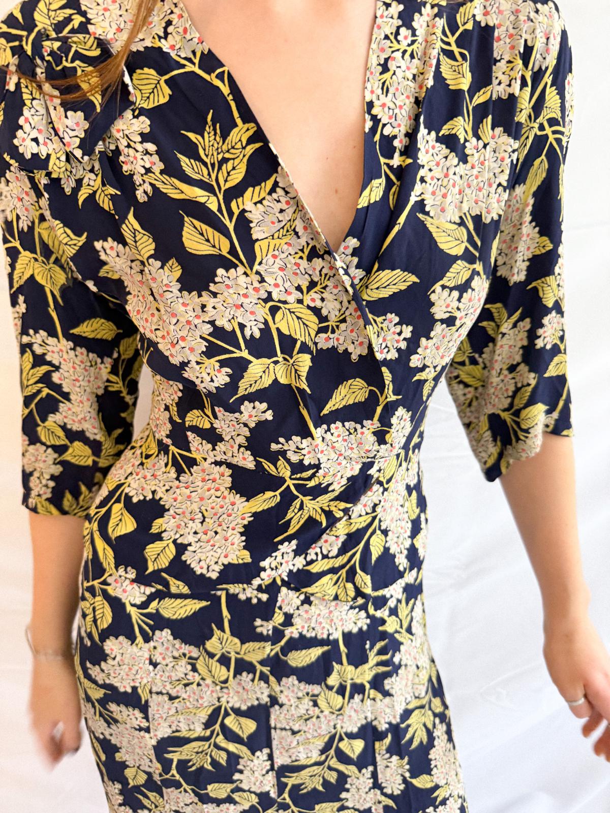 Seidenweiches kaltes Viskose-Blumenkleid aus den 1940er Jahren mit Schößchen