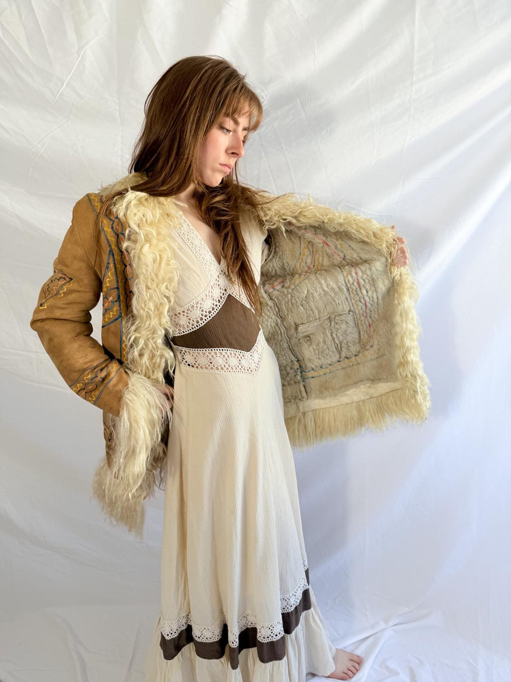 Afghanische Shearling-Mantel aus den 1970er Jahren – handgefertigte Wildlederjacke mit Stickerei & Pelzbesatz