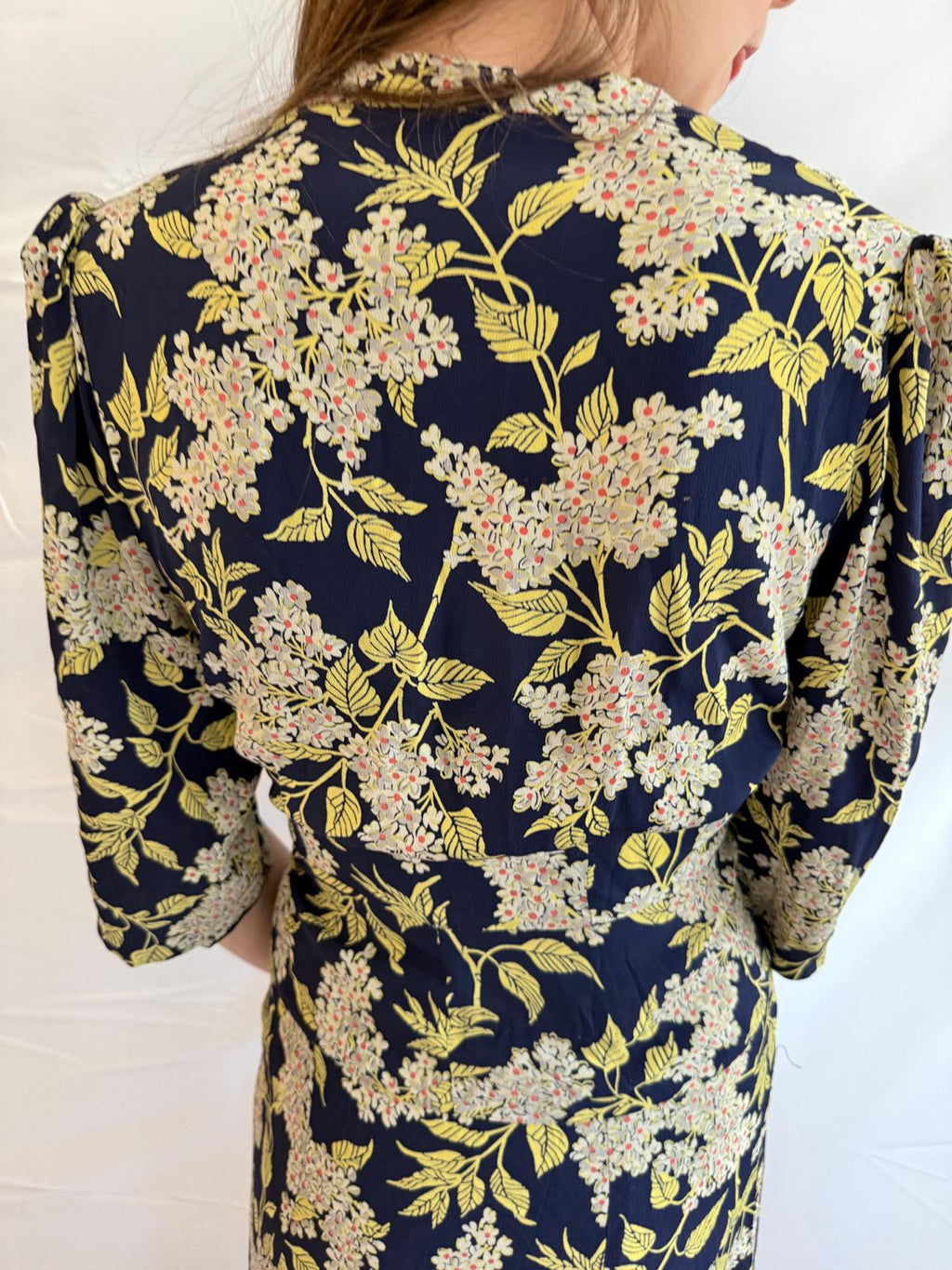 Seidenweiches kaltes Viskose-Blumenkleid aus den 1940er Jahren mit Schößchen