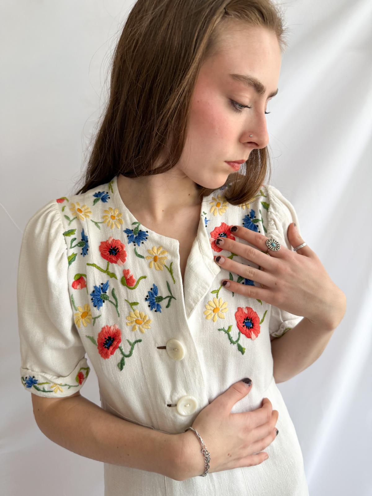 Besticktes Leinenkleid aus den 1940er Jahren – Vintage Blumen-Trachtenkleid mit Mohn- und Kornblumenstickerei