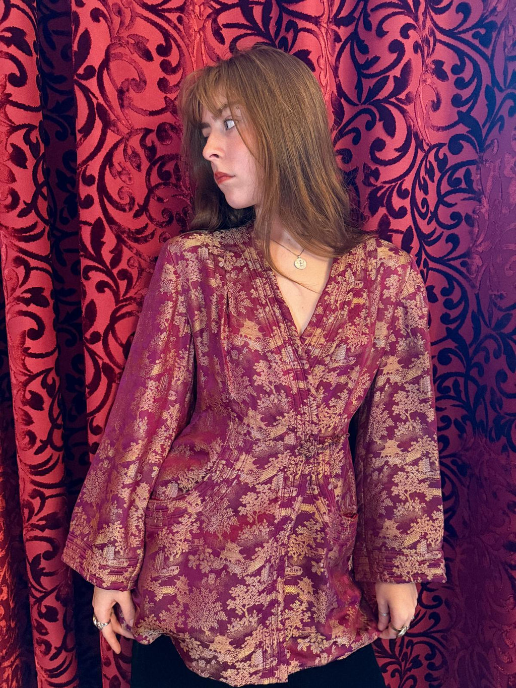 Seidenjacquardjacke aus den 1940er Jahren mit Art-Deco-Details und Froschverschlüssen