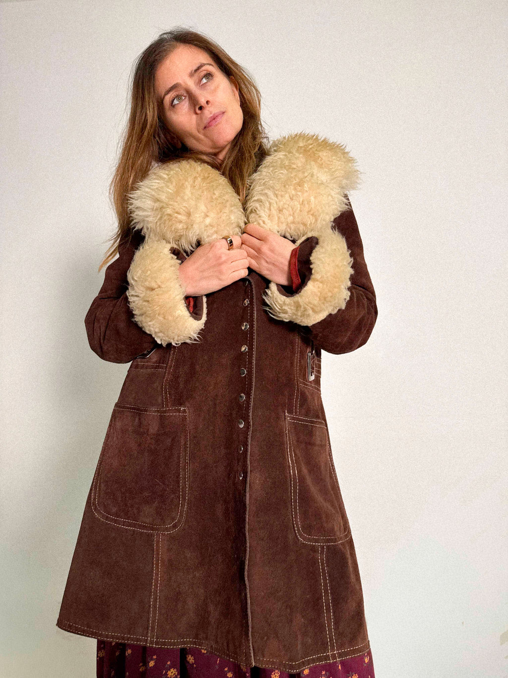 Brauner Wildleder-Penny-Lane-Mantel aus den 1970er-Jahren mit Knopfleiste und opulentem Schaffellkragen