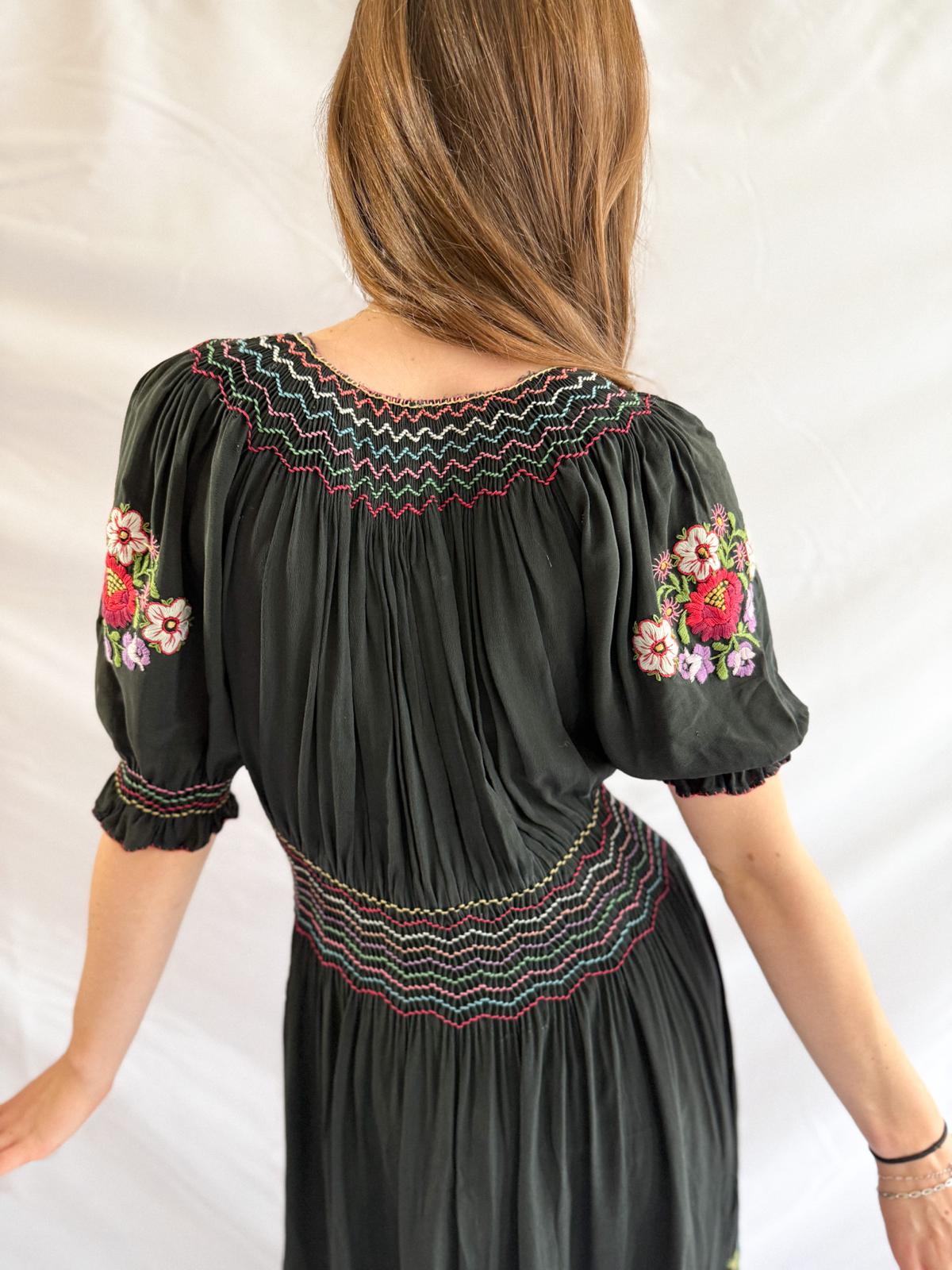 Seltenes antikes, handbesticktes Volkskleid aus den 1920er-Anfang der 1930er Jahre – schwarzes Rayon-Crêpe mit gesmokter Taille