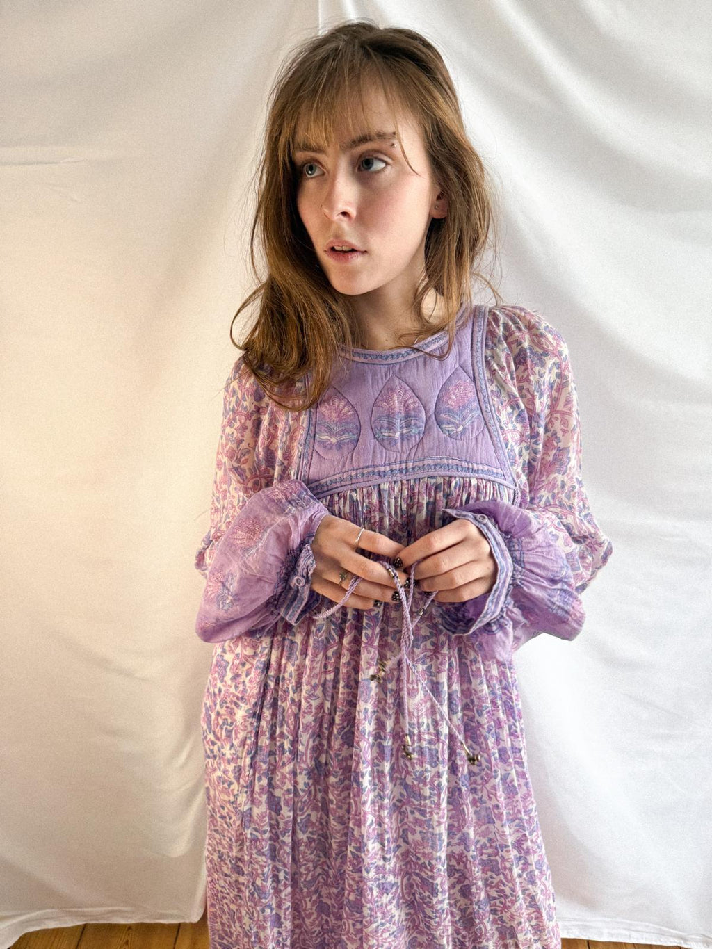 Lavendelfarbenes indisches Baumwollgaze-Kleid aus den 1970er Jahren mit gesteppter Passe