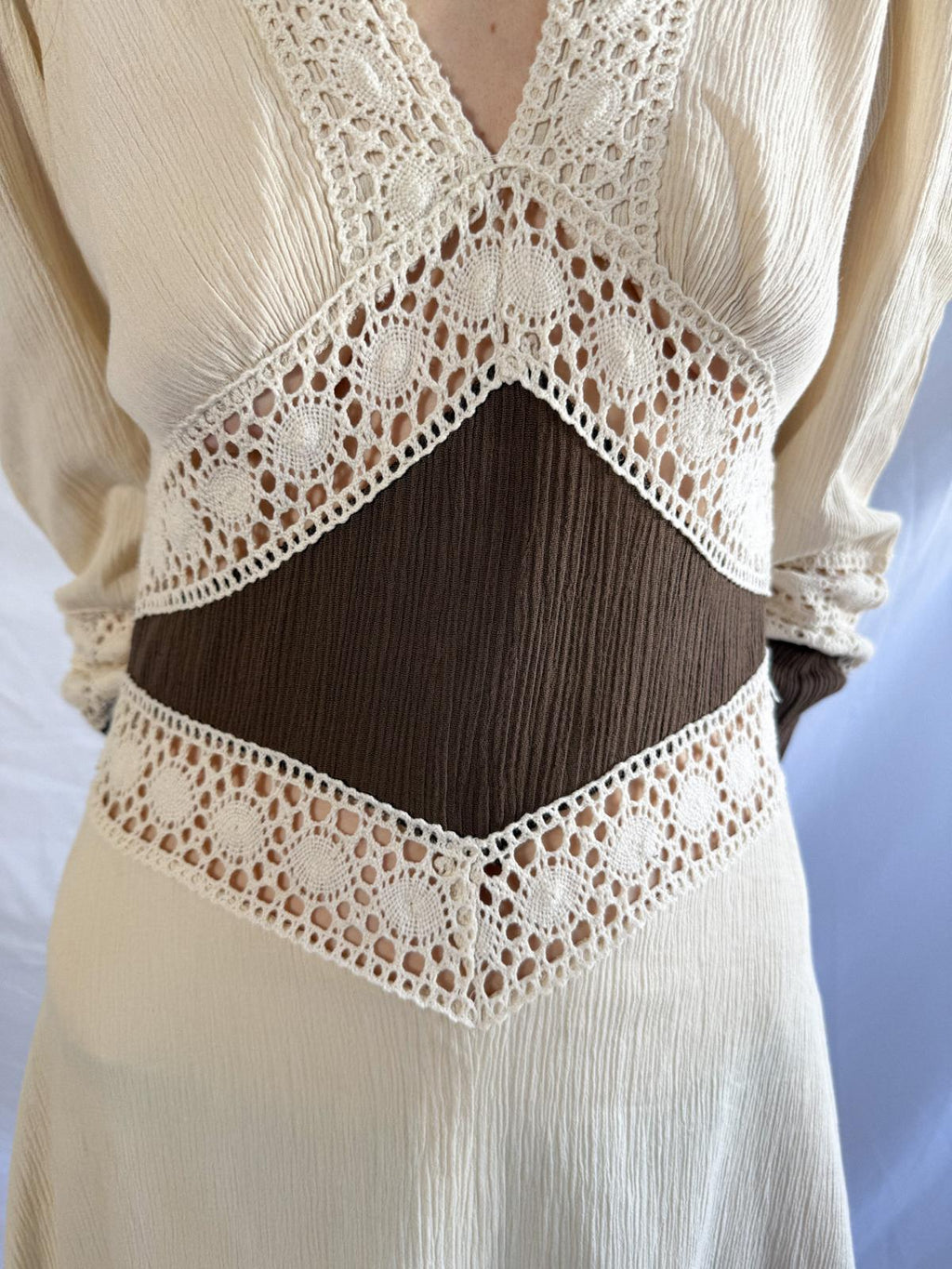 Maxikleid aus Käseband und Häkelspitze der 70er Jahre