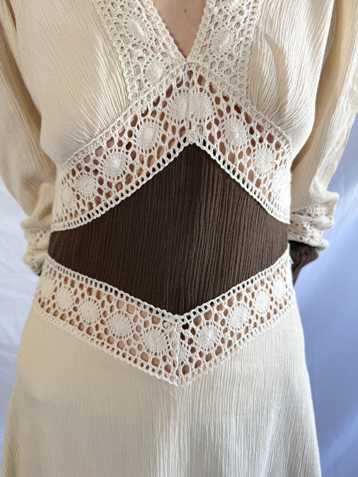 Maxikleid aus Käseband und Häkelspitze der 70er Jahre