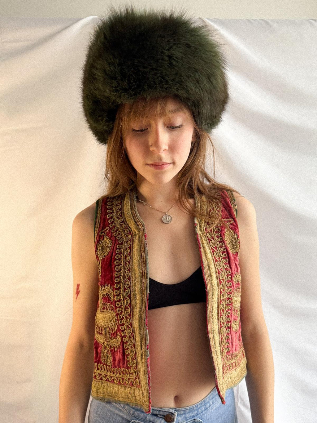 Antike, vom Osmanischen Stil beeinflusste Textilweste aus dem frühen 20. Jahrhundert, goldbestickte Samtweste