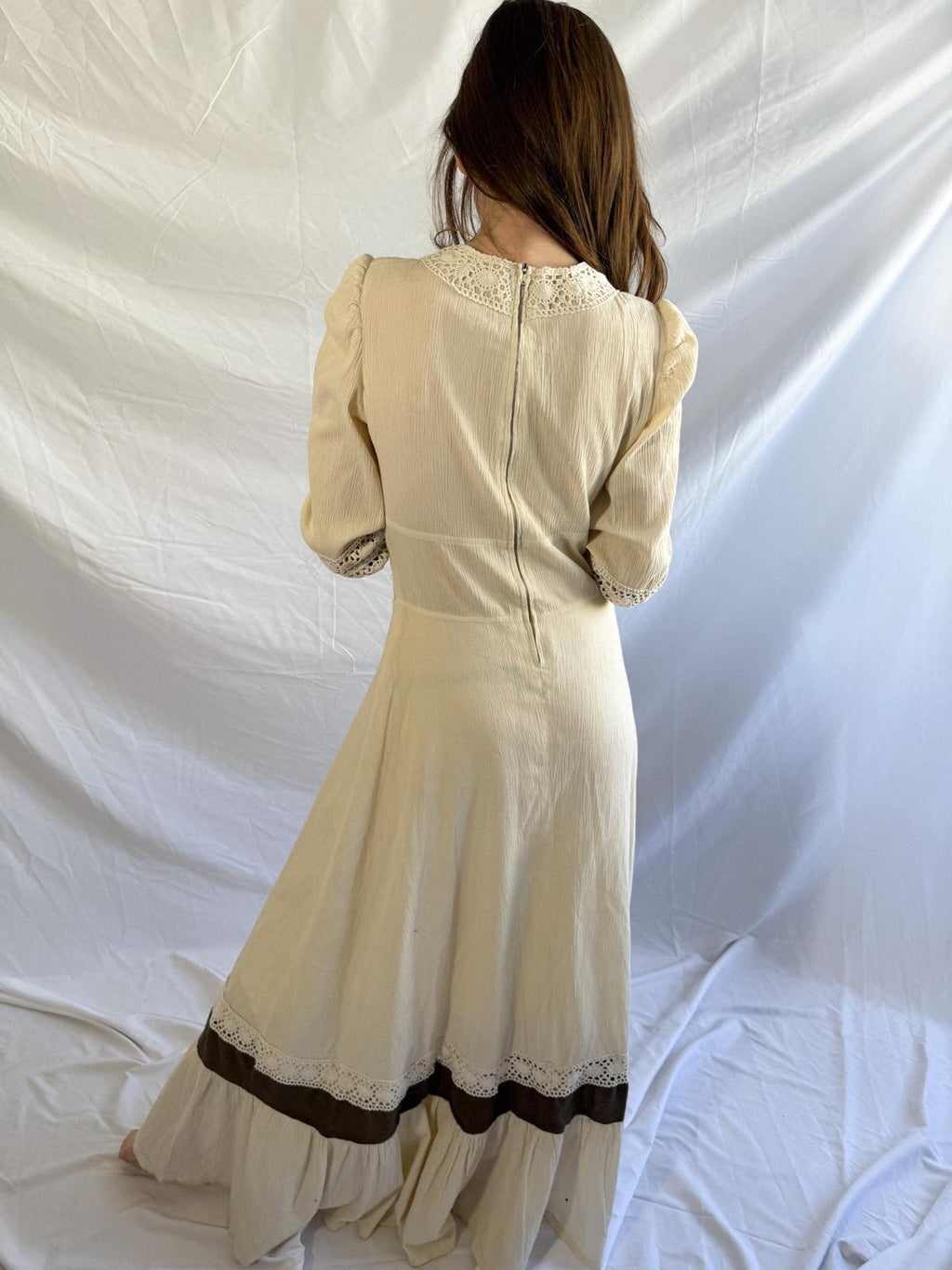 Maxikleid aus Käseband und Häkelspitze der 70er Jahre