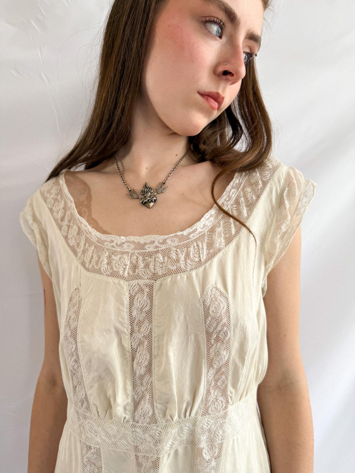 Spätedwardianisches Seidenkleid mit Spitze – Antikcremefarbenes Hochzeits-/Dessouskleid aus Seide mit Empire-Taille und Spitzenpaneelen