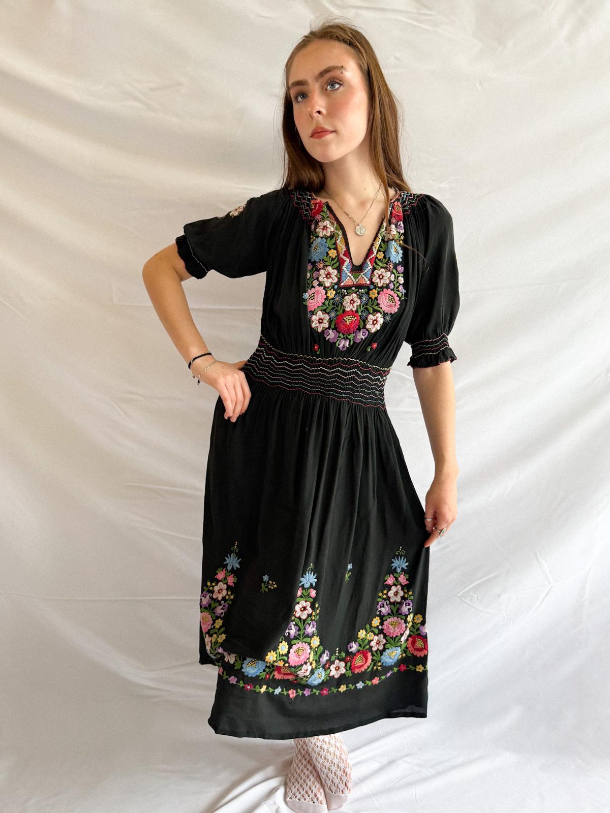 Seltenes antikes, handbesticktes Volkskleid aus den 1920er-Anfang der 1930er Jahre – schwarzes Rayon-Crêpe mit gesmokter Taille