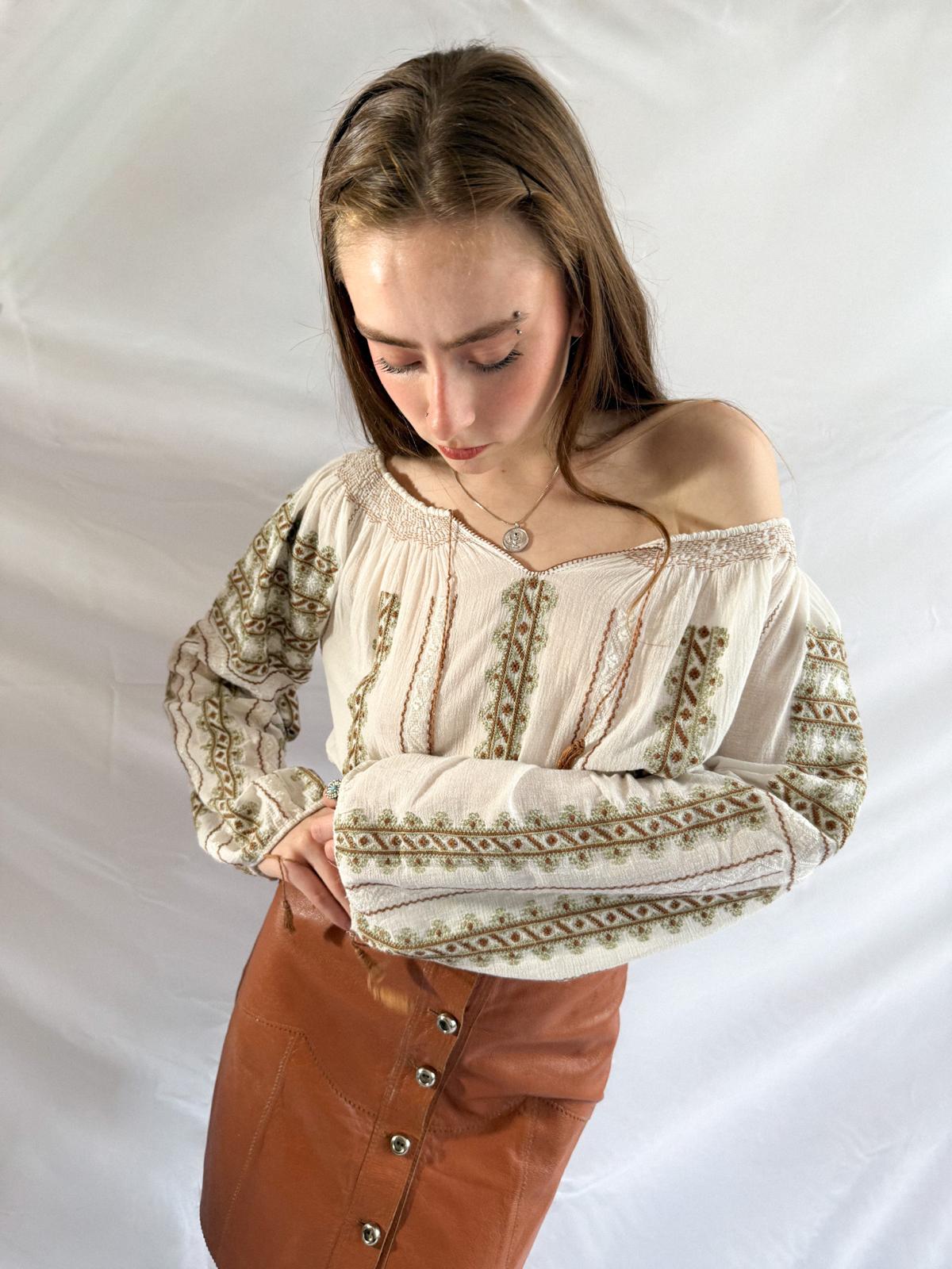 Handbestickte Volksbluse aus den 1940ern – Vintage-Bauernoberteil aus cremefarbener Baumwollgaze