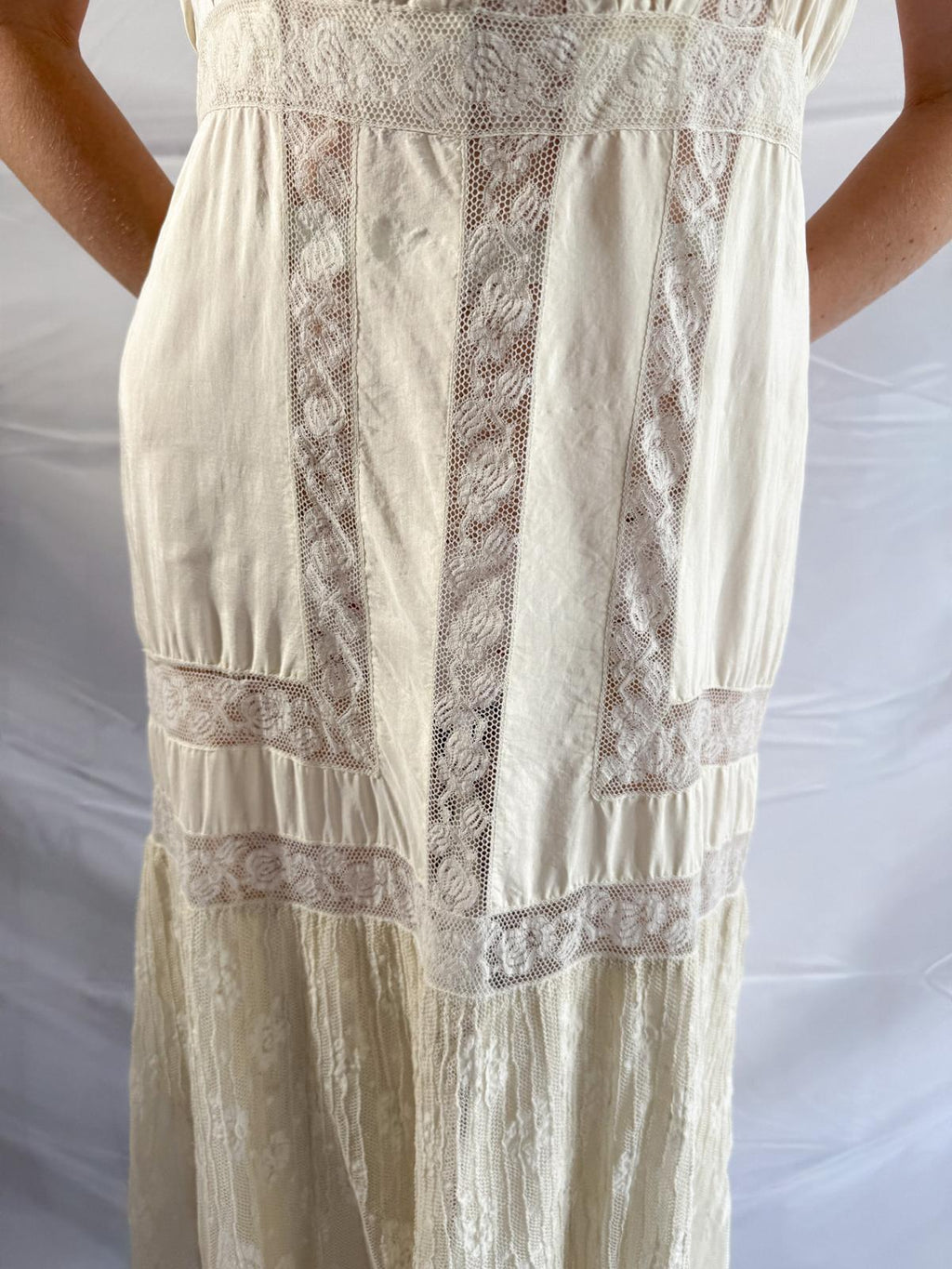 Spätedwardianisches Seidenkleid mit Spitze – Antikcremefarbenes Hochzeits-/Dessouskleid aus Seide mit Empire-Taille und Spitzenpaneelen