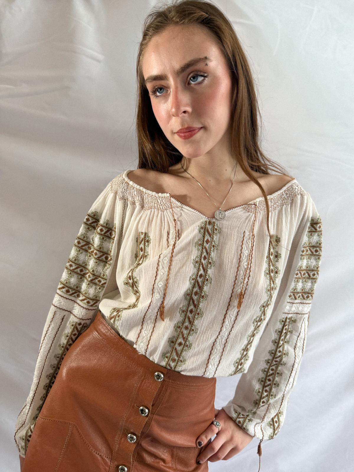 Handbestickte Volksbluse aus den 1940ern – Vintage-Bauernoberteil aus cremefarbener Baumwollgaze