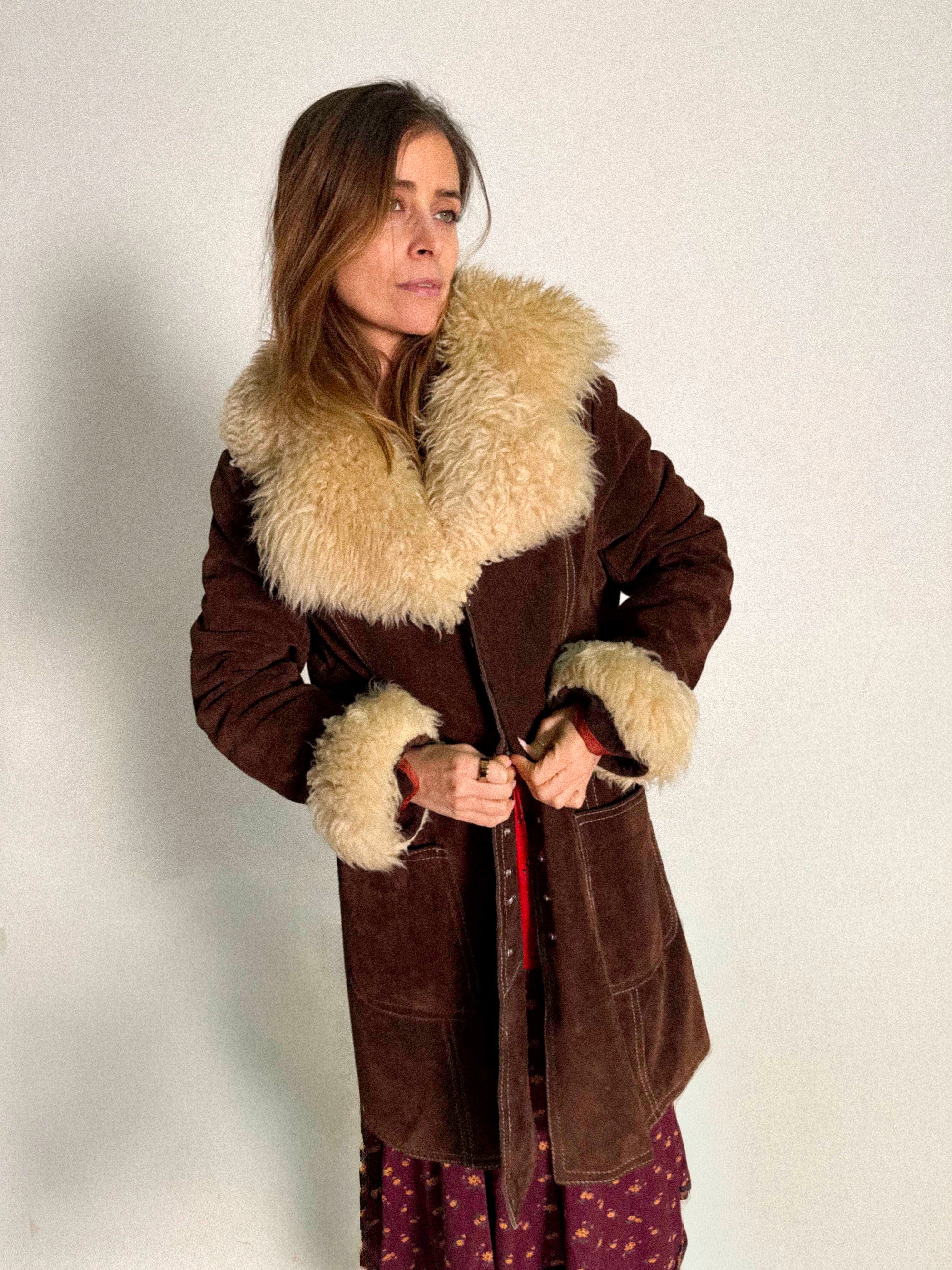 Brauner Wildleder-Penny-Lane-Mantel aus den 1970er-Jahren mit Knopfleiste und opulentem Schaffellkragen