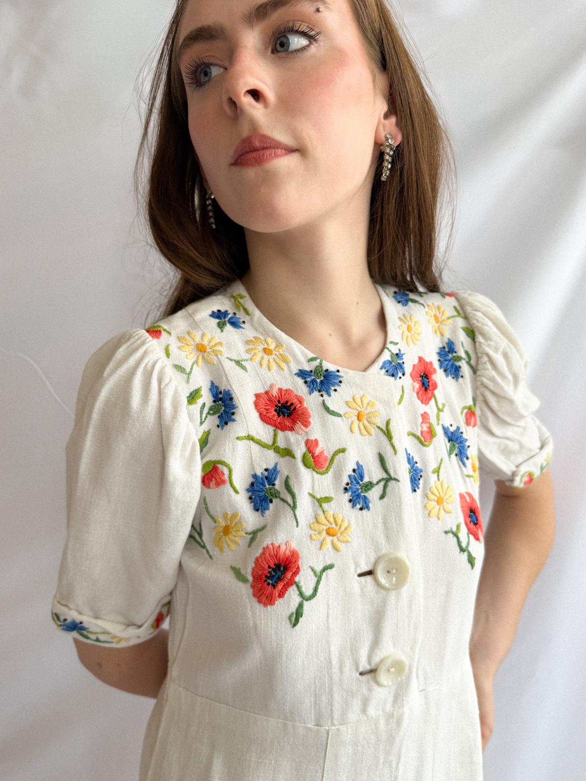 Besticktes Leinenkleid aus den 1940er Jahren – Vintage Blumen-Trachtenkleid mit Mohn- und Kornblumenstickerei