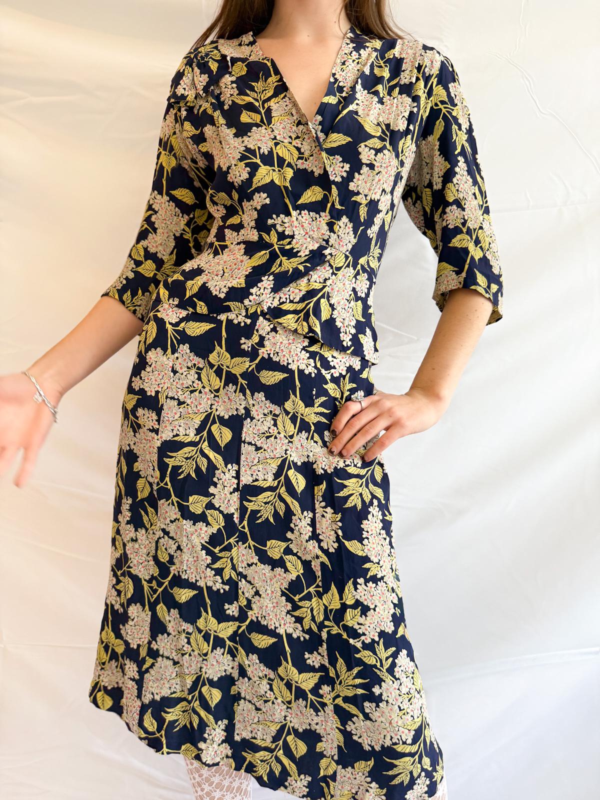 Seidenweiches kaltes Viskose-Blumenkleid aus den 1940er Jahren mit Schößchen