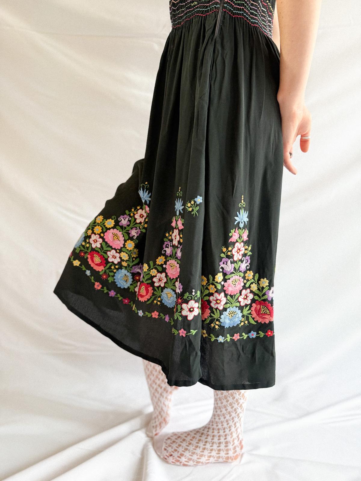 Seltenes antikes, handbesticktes Volkskleid aus den 1920er-Anfang der 1930er Jahre – schwarzes Rayon-Crêpe mit gesmokter Taille