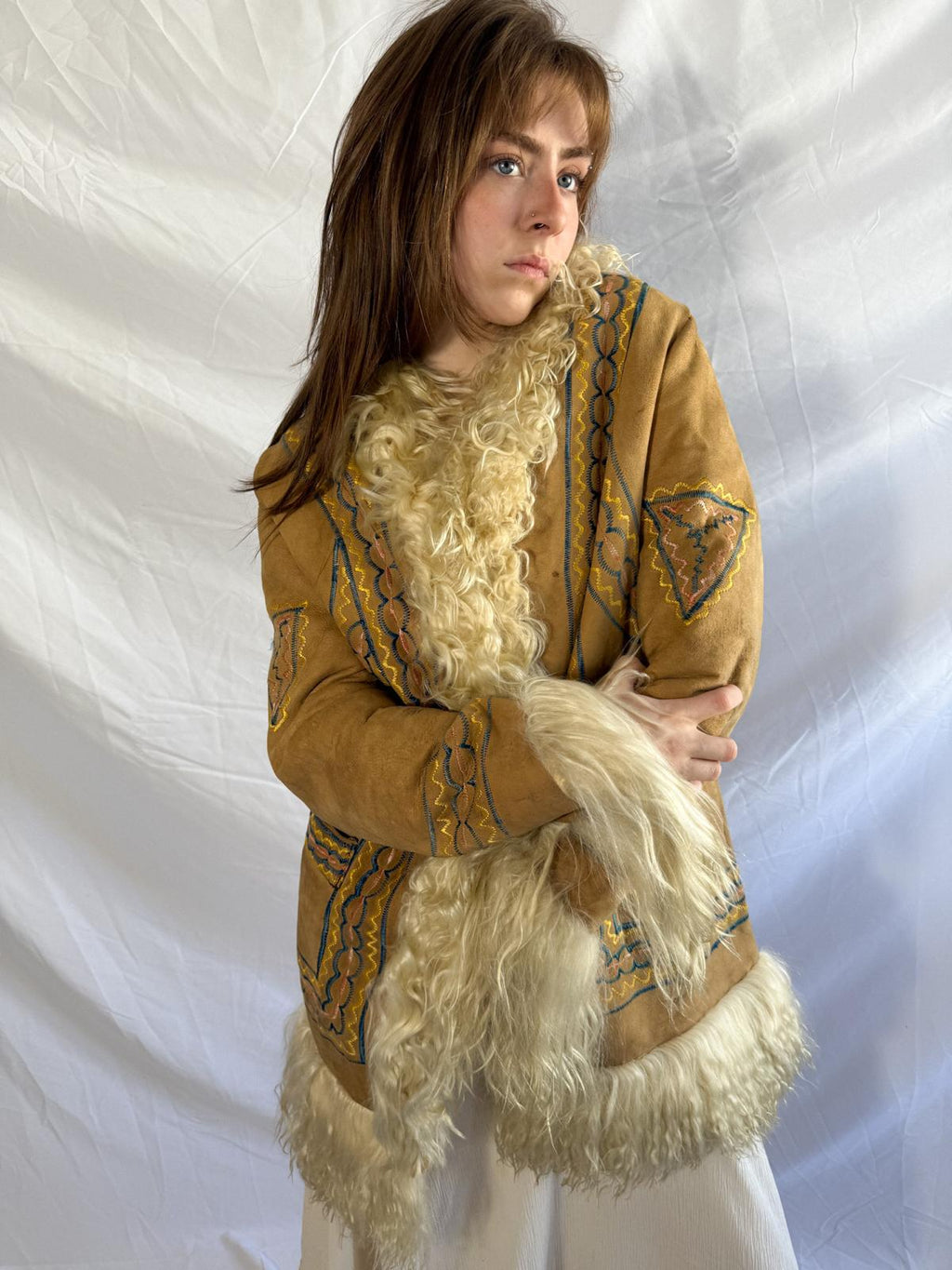 Afghanische Shearling-Mantel aus den 1970er Jahren – handgefertigte Wildlederjacke mit Stickerei & Pelzbesatz