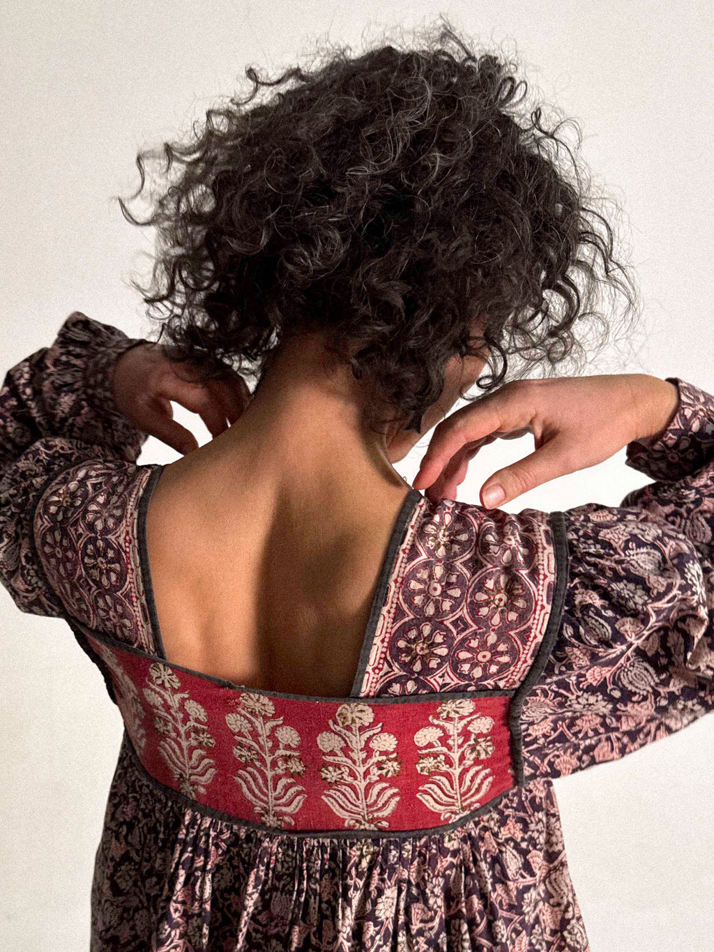 Indisches Baumwollkleid mit Blockdruck aus den 1970er Jahren und Empire-Schnitt