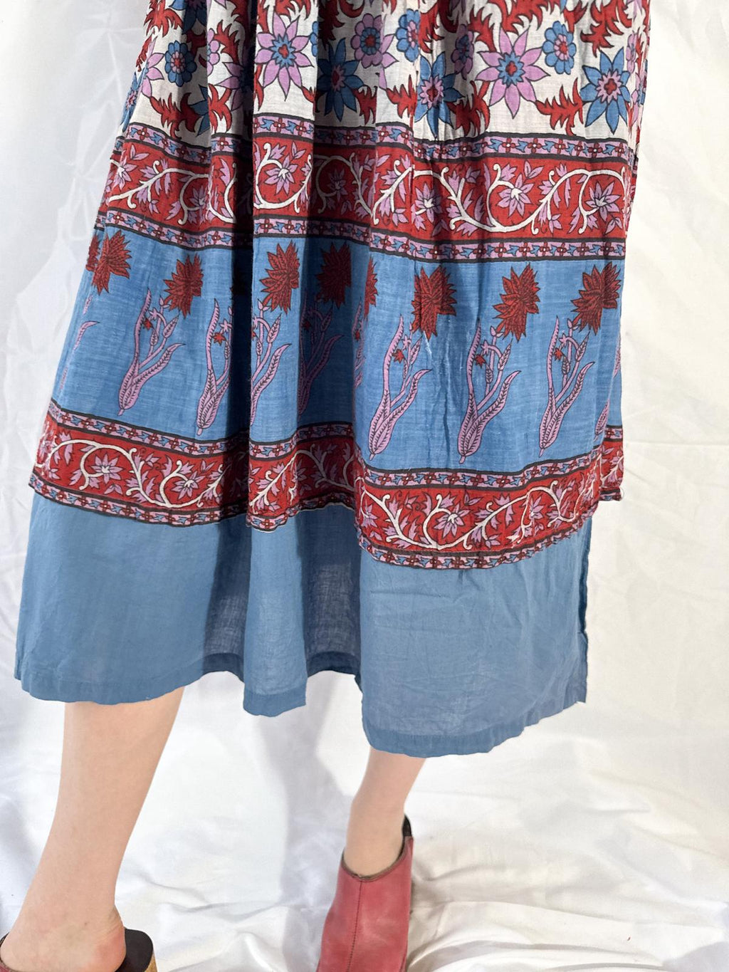 Indisches Baumwoll-Gaze-Blockprint-Kleid mit Stufenrock aus den 70ern (Deadstock)