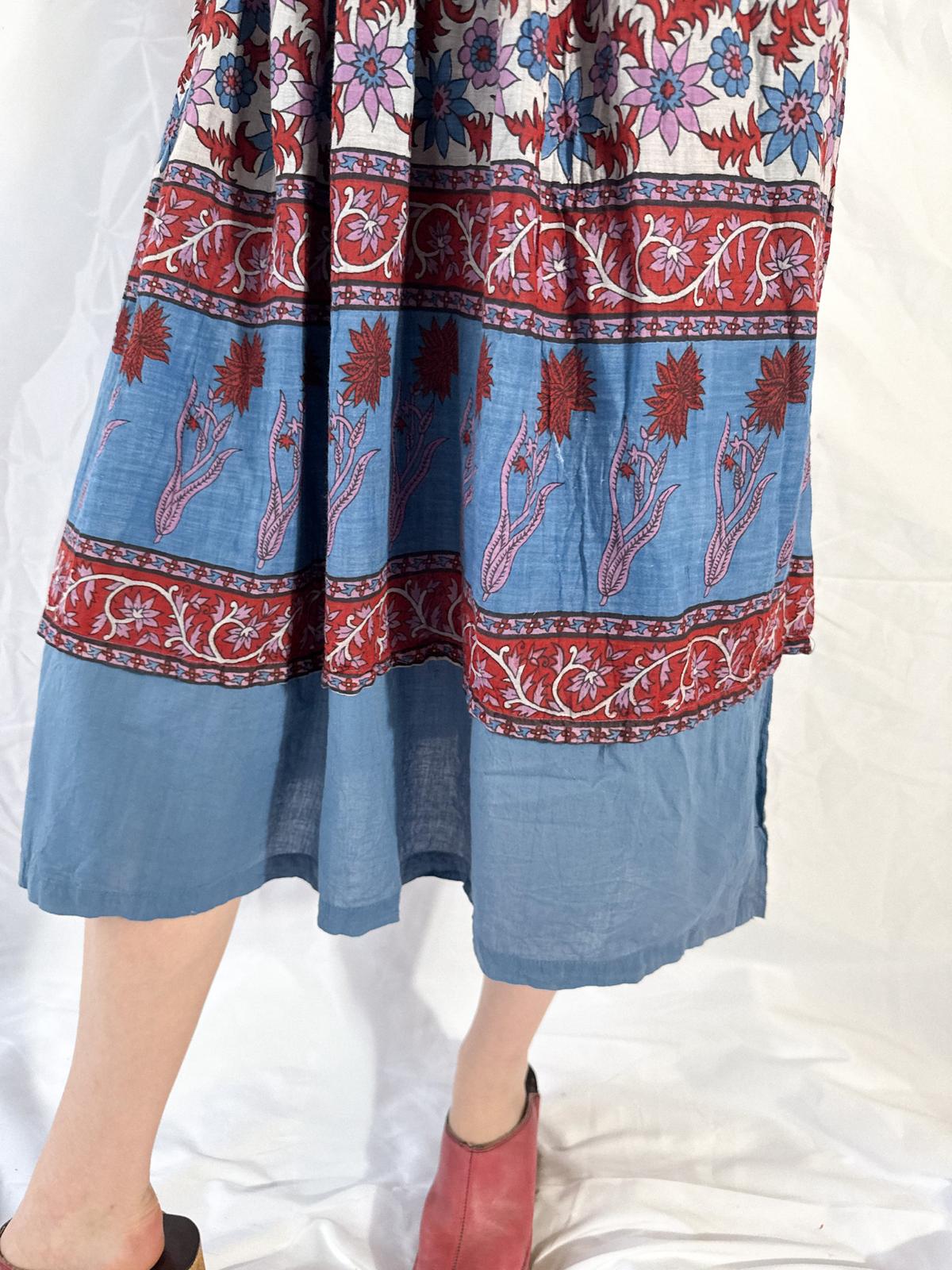 Indisches Baumwoll-Gaze-Blockprint-Kleid mit Stufenrock aus den 70ern (Deadstock)