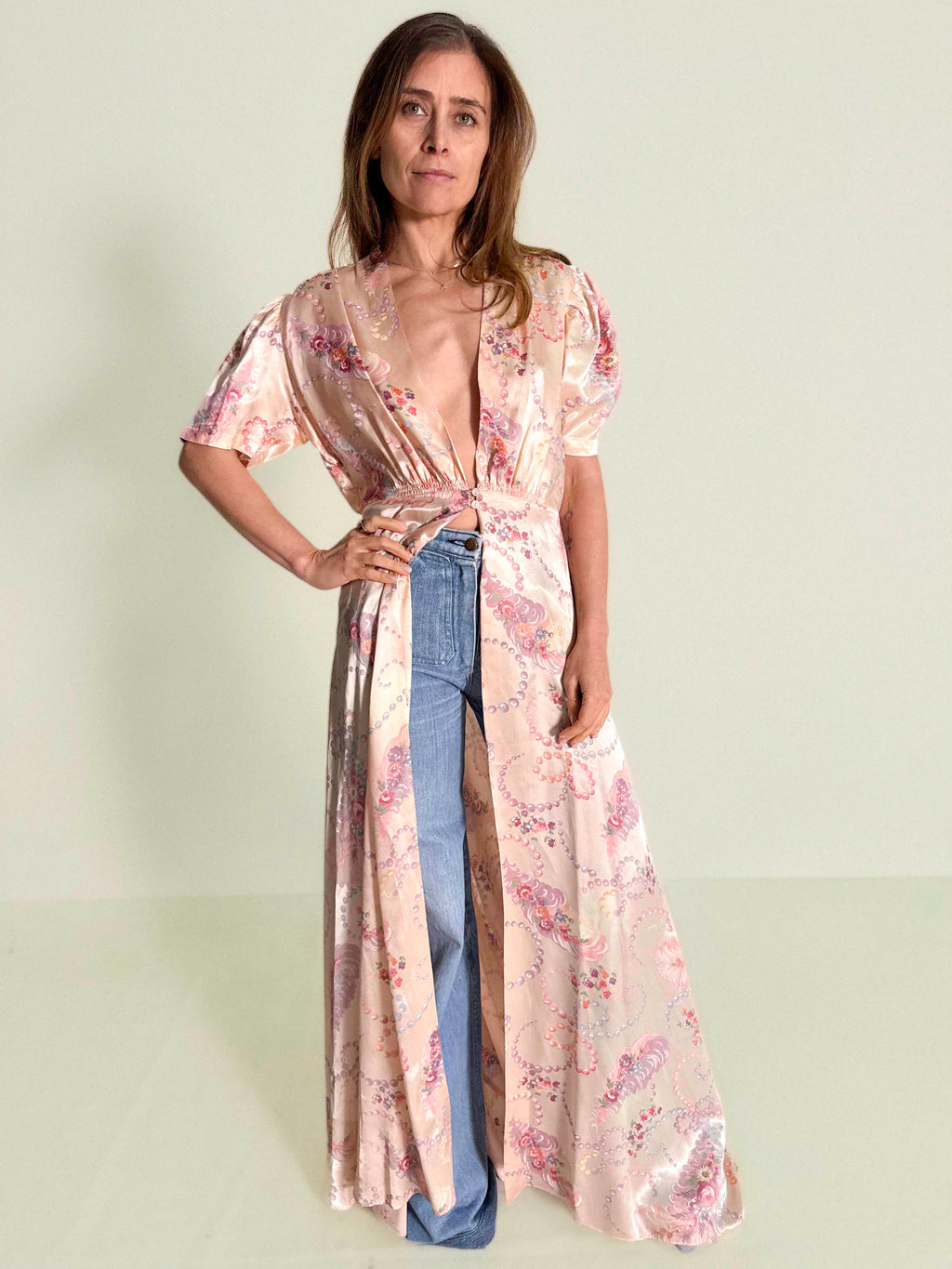 Satin-Peignoir-Morgenmantel aus den 1930er-1940er Jahren mit ausgestelltem, mehrteiligem Rock