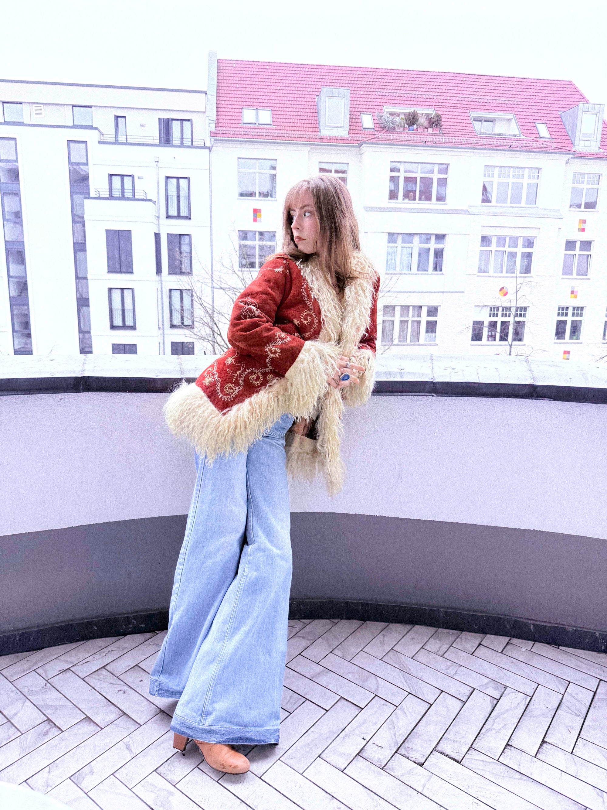 Seltener Penny Lane Mantel aus afghanischem Wildleder und Lammfell aus den 1960er Jahren – Tomatenrot mit cremefarbenen Besätzen