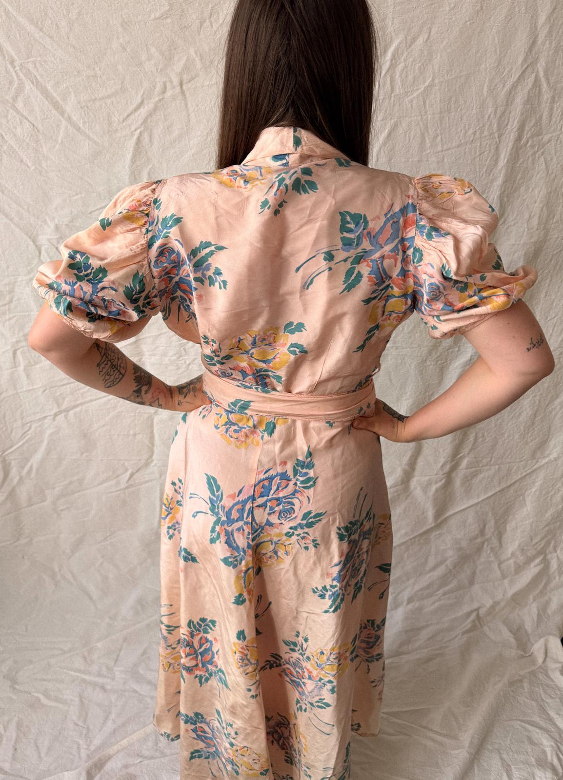 1930s Floral Rayon Taffeta Hostess Gown / Housecoat