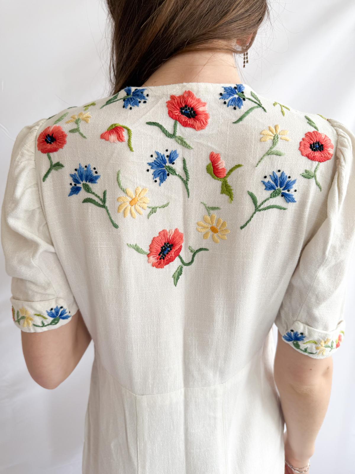 Besticktes Leinenkleid aus den 1940er Jahren – Vintage Blumen-Trachtenkleid mit Mohn- und Kornblumenstickerei