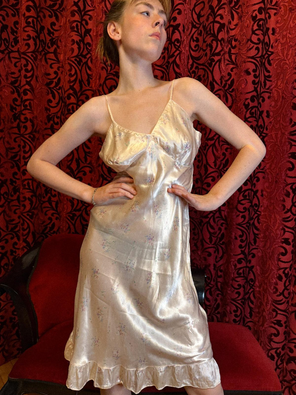 Babyrosa Seidenkleid aus den 1930er Jahren mit Blumenmuster