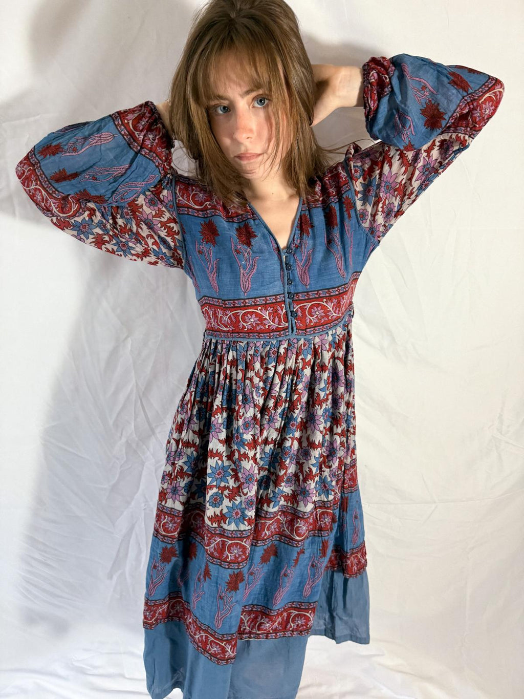Indisches Baumwoll-Gaze-Blockprint-Kleid mit Stufenrock aus den 70ern (Deadstock)