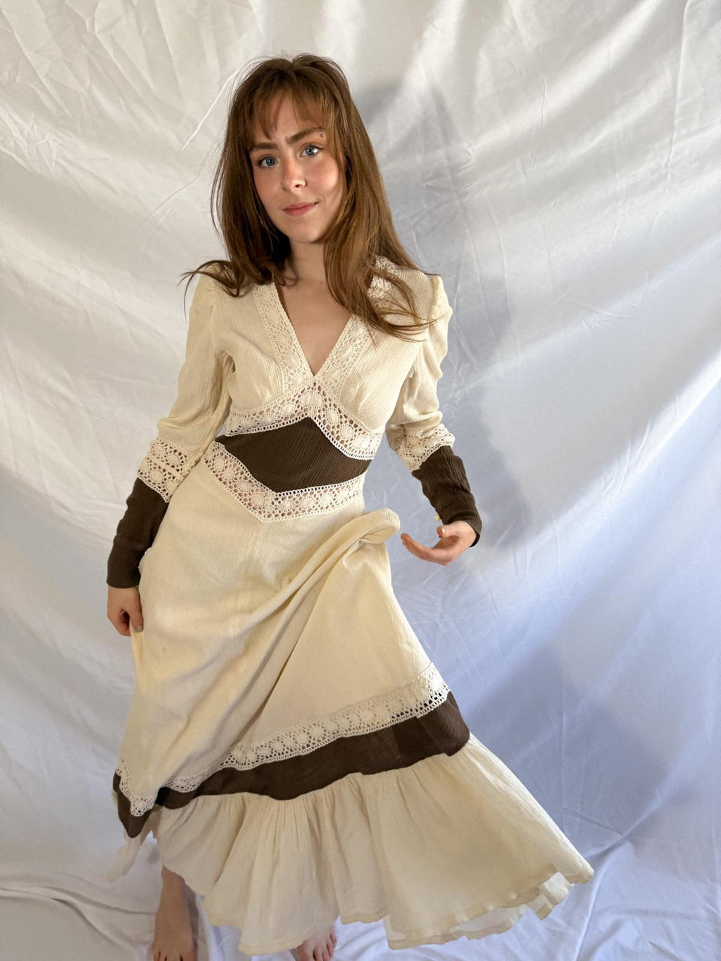 Maxikleid aus Käseband und Häkelspitze der 70er Jahre