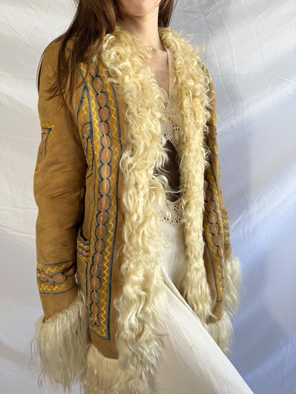 Afghanische Shearling-Mantel aus den 1970er Jahren – handgefertigte Wildlederjacke mit Stickerei & Pelzbesatz