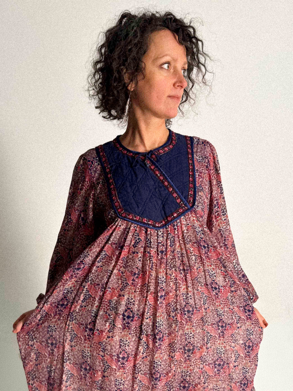 Indisches Baumwollgaze-Kleid aus den 1970er Jahren mit silbernem Lurex und gesteppter Passe