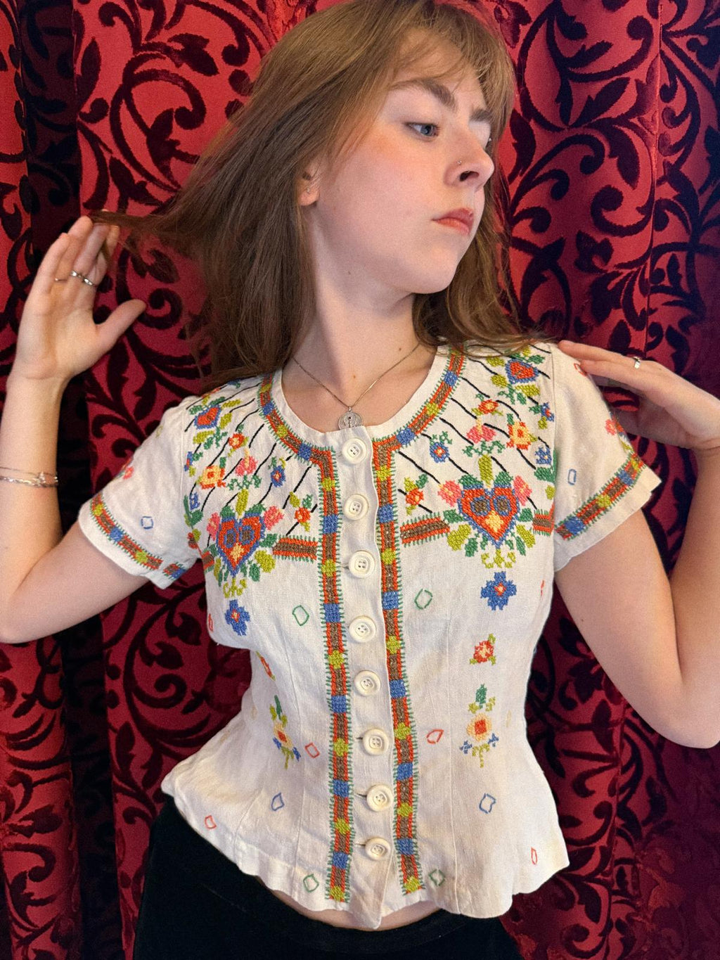 Bestickte Folk-Bluse aus den 1930er Jahren mit taillierter Taille und Schößchen am Rücken