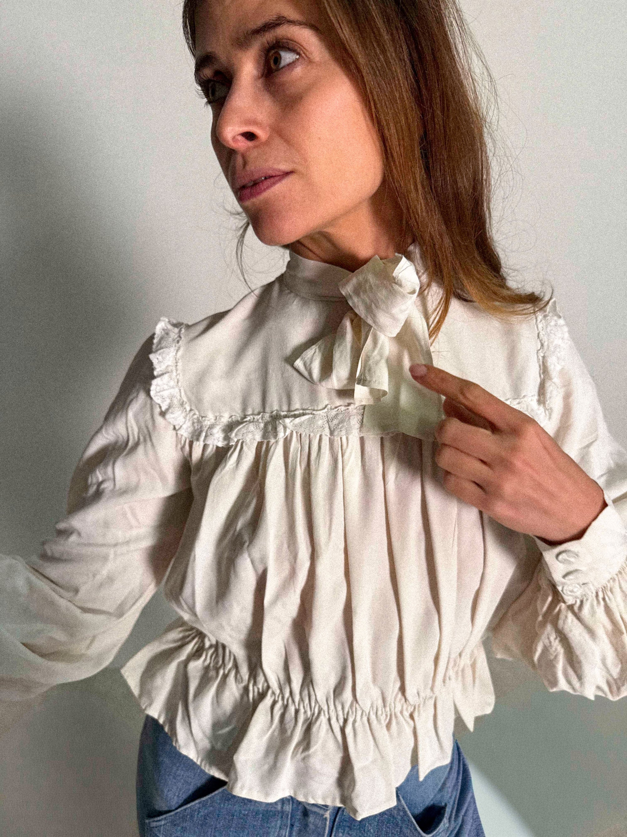 Seidenbluse aus den 1930er-Jahren mit Bindekragen und weich geraffter Silhouette