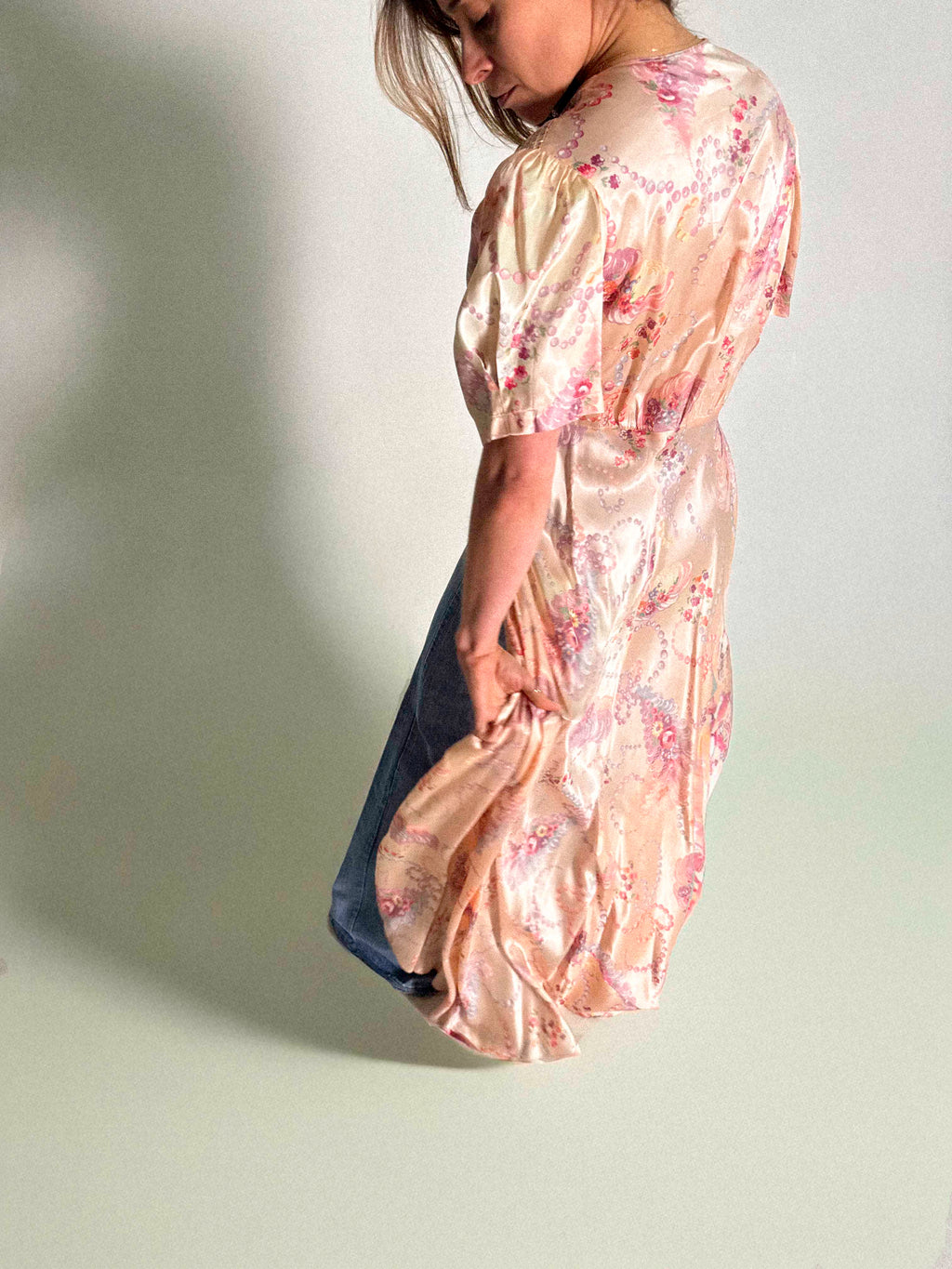 Satin-Peignoir-Morgenmantel aus den 1930er-1940er Jahren mit ausgestelltem, mehrteiligem Rock