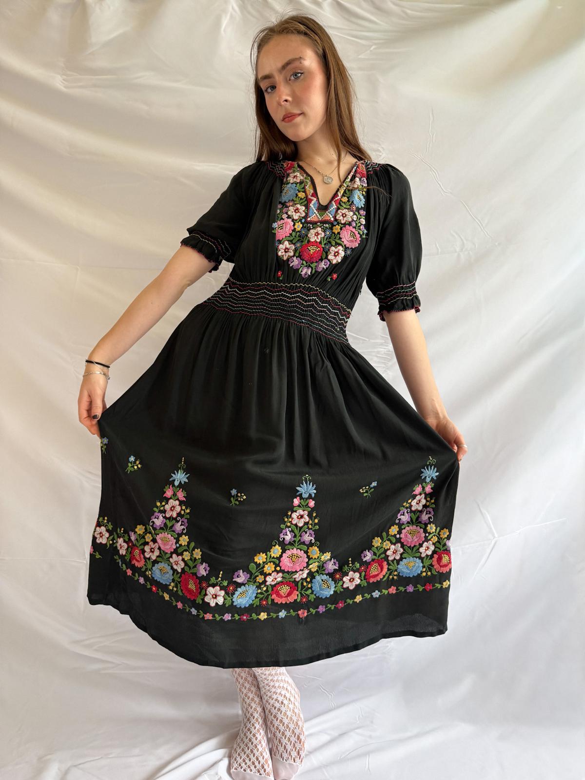 Seltenes antikes, handbesticktes Volkskleid aus den 1920er-Anfang der 1930er Jahre – schwarzes Rayon-Crêpe mit gesmokter Taille