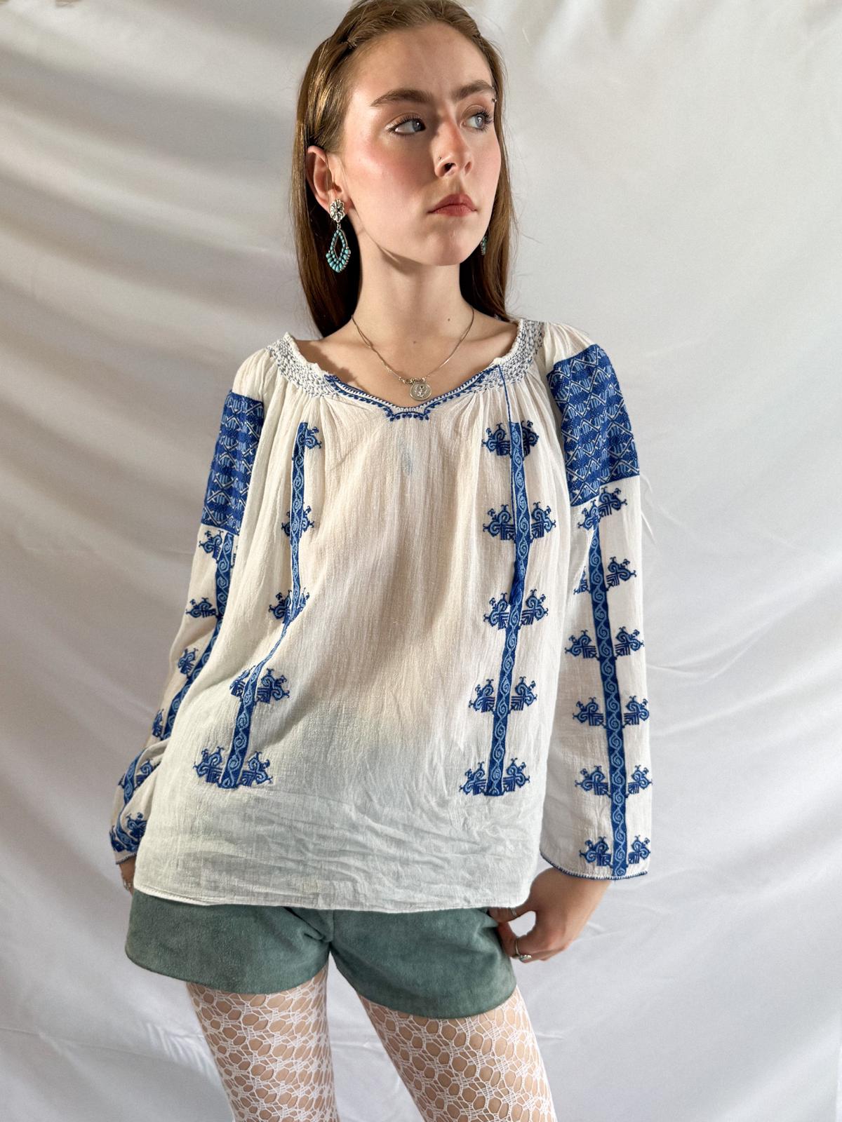 Bestickte Bluse aus Osteuropa der 1940er Jahre – handbestickte blaue Folklore-Bluse aus Baumwollgaze