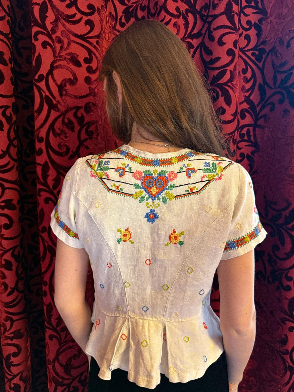 Bestickte Folk-Bluse aus den 1930er Jahren mit taillierter Taille und Schößchen am Rücken