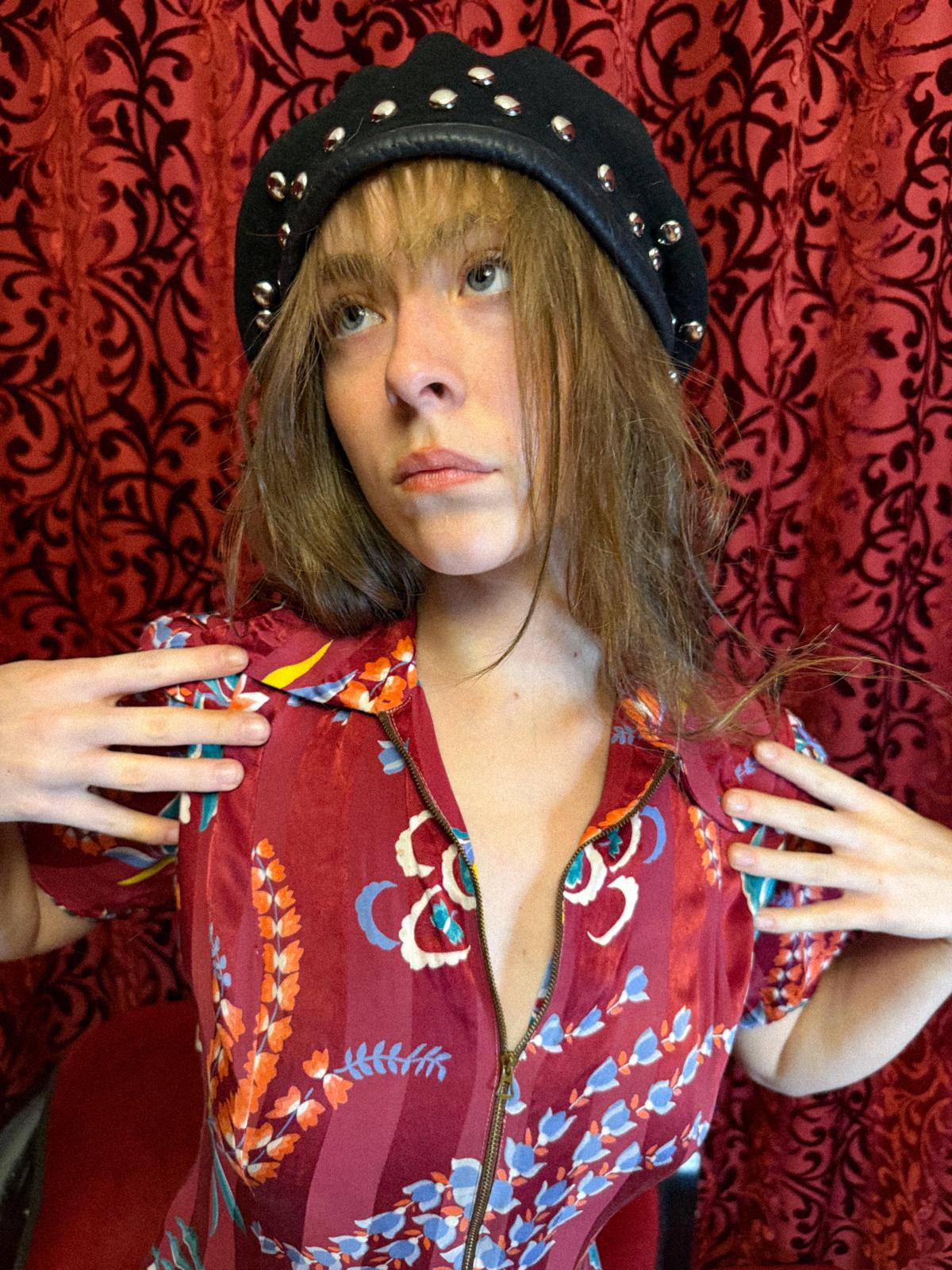 Hauskleid aus Satin mit Reißverschluss aus den 1940er Jahren