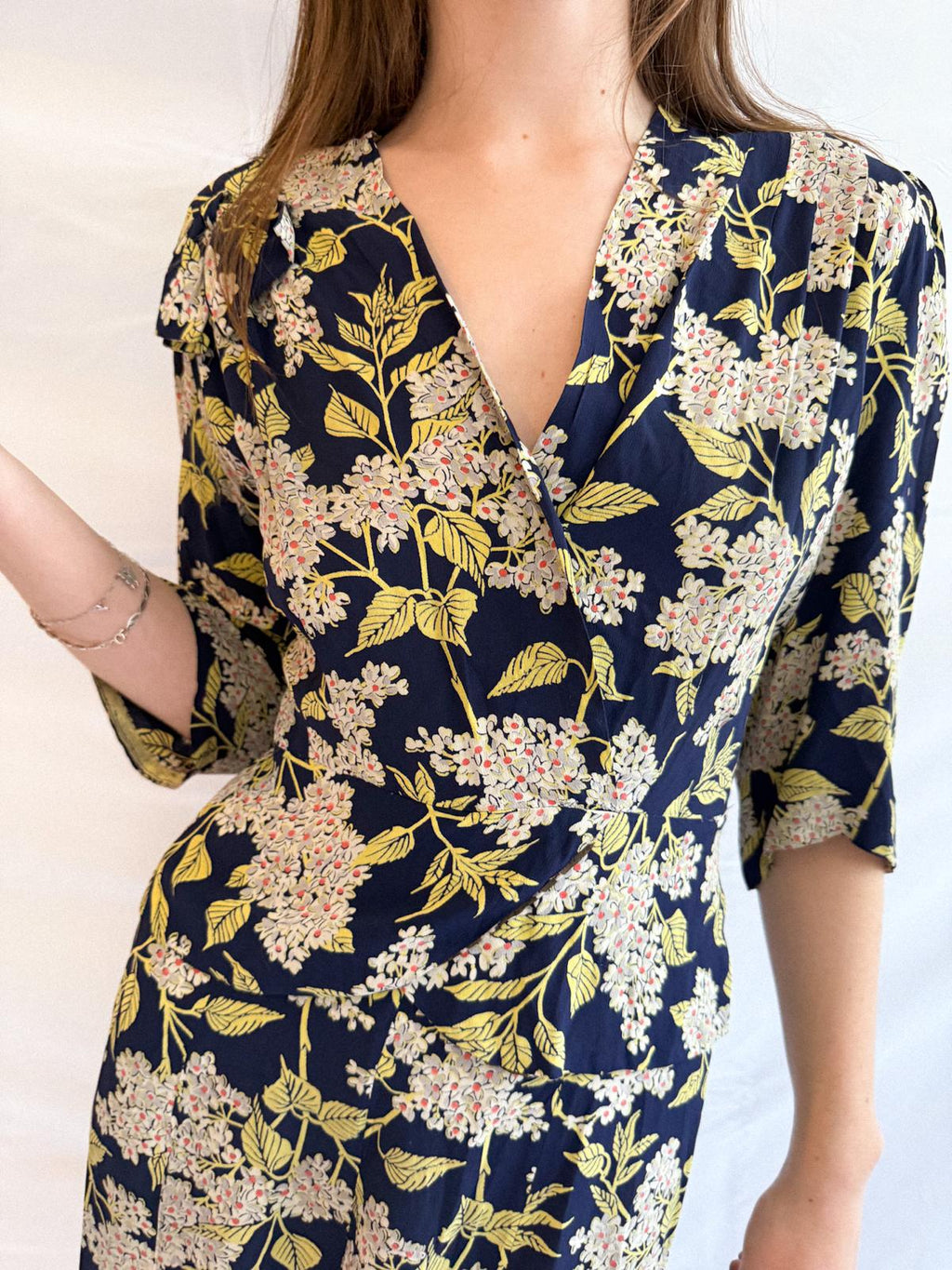 Seidenweiches kaltes Viskose-Blumenkleid aus den 1940er Jahren mit Schößchen