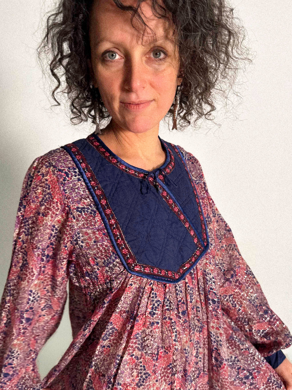 Indisches Baumwollgaze-Kleid aus den 1970er Jahren mit silbernem Lurex und gesteppter Passe